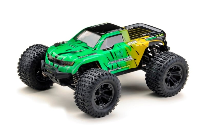Une voiture télécommandée à la carrosserie vert et jaune, avec de grandes roues et un design robuste.