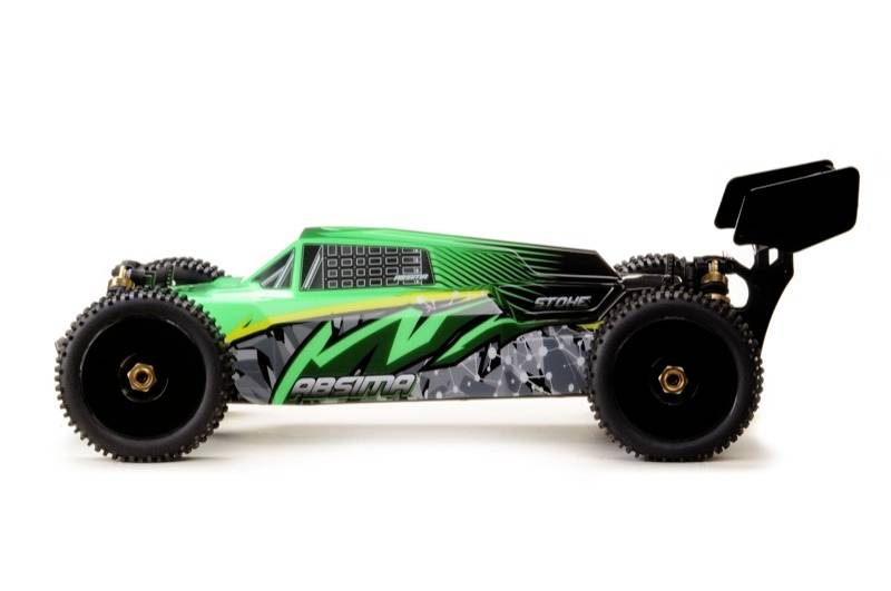 Une voiture télécommandée vue de profil, avec un design vert et noir et des détails visibles tels que le spoiler et les pneus de course.