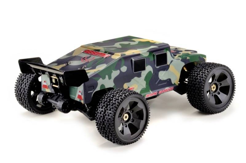 Voiture jouet dans un design de camouflage, avec de grandes roues noires, inspirée d'un véhicule tout-terrain. Idéal pour des aventures hors-piste.