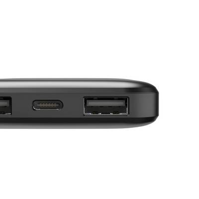 Un appareil noir avec deux ports USB et un port USB-C au centre, vue de face.