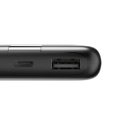 Un appareil noir doté d'un port USB-A et d'un port USB-C est visible sur le côté. Il semble s'agir d'un chargeur électronique.