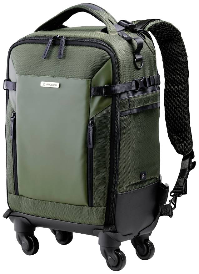 Un sac à dos à roulettes vert avec plusieurs compartiments et une poignée télescopique. Il est équipé de quatre roues pour faciliter les déplacements.