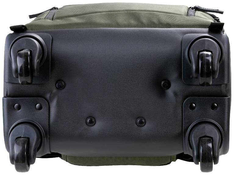 Une valise sur quatre roues, vue de dessous. Elle a une housse en tissu vert et un fond en plastique noir.