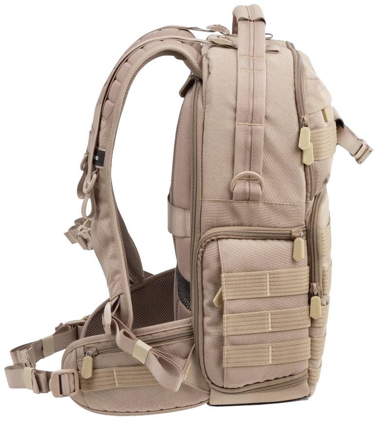 Un sac à dos tactique beige avec plusieurs poches et des sangles robustes, représenté de côté pour des activités de plein air.