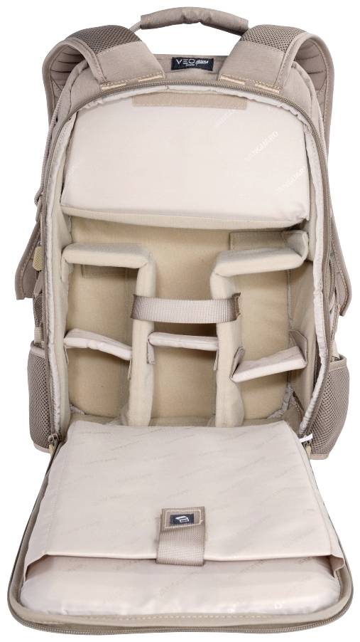 Sac à dos photo beige avec plusieurs compartiments et rembourrage pour équipement photographique, la rabat ouvert révèle sa configuration intérieure.