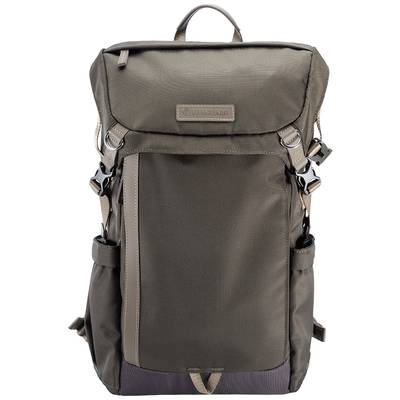 Un sac à dos marron avec plusieurs poches et boucles. Adapté aux activités de plein air ou aux voyages. Matériau résistant.