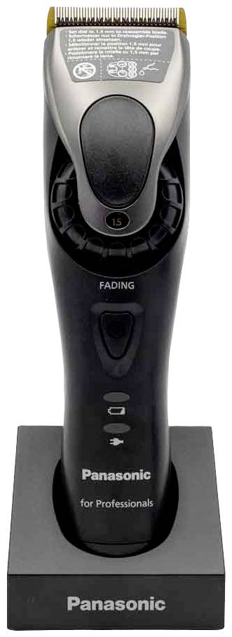 Tondeuse à cheveux noire avec partie supérieure argentée, rechargeable. Nom de marque 'Panasonic' sur la face avant. Placée sur sa station de charge.