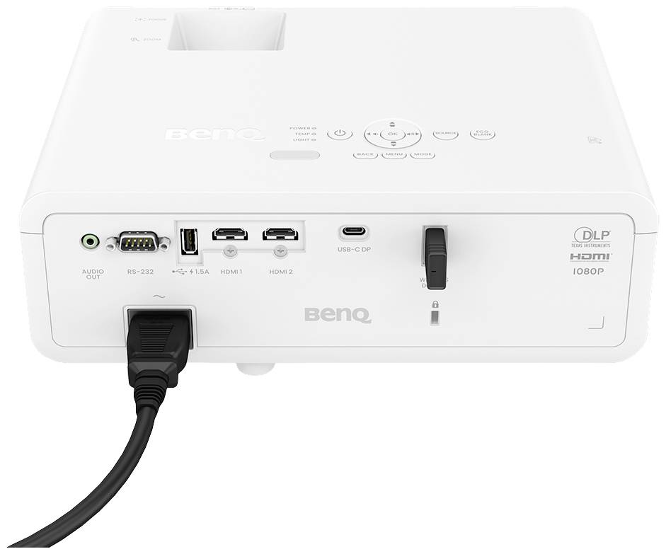 Un projecteur blanc BenQ avec des ports HDMI, USB-C et audio à l'arrière. La résolution 1080P est affichée.