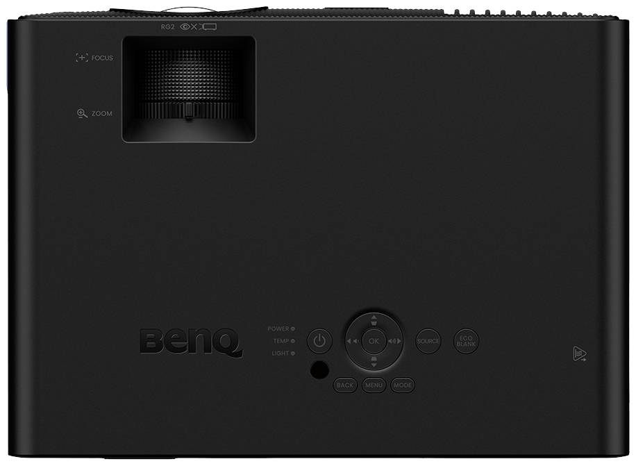 Un projecteur noir de BenQ, vue de dessus. Molette de mise au point en haut à gauche, bague de zoom à côté à droite. Boutons de commande centraux.