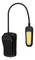 Une lampe de lecture LED noire avec un col flexible et un clip pour la fixer sur des livres ou des meubles. Elle éclaire avec une lumière chaude et jaune.