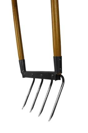 Fourche à foin à quatre dents et deux poignées en bois, utilisée pour des travaux agricoles tels que le chargement du foin ou le retournement du compost.