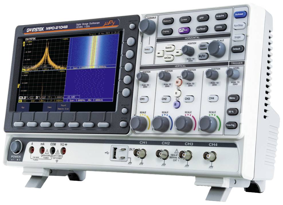 Oscilloscope numérique avec écran multicolore, quatre entrées de canaux et divers contrôles pour la surveillance et l'analyse des signaux.