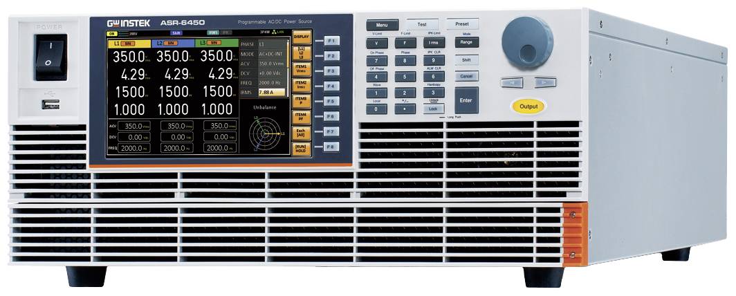 Un dispositif d'alimentation en courant alternatif programmable avec écran affiche différentes valeurs de courant et de tension ainsi que des commandes de contrôle.