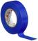 Un rouleau de ruban adhésif bleu avec une bande déroulée. Sur la face intérieure, le logo de la marque est visible en rouge.