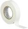 Un rouleau de ruban adhésif blanc avec une bande déroulée montre le matériau et la largeur du ruban.