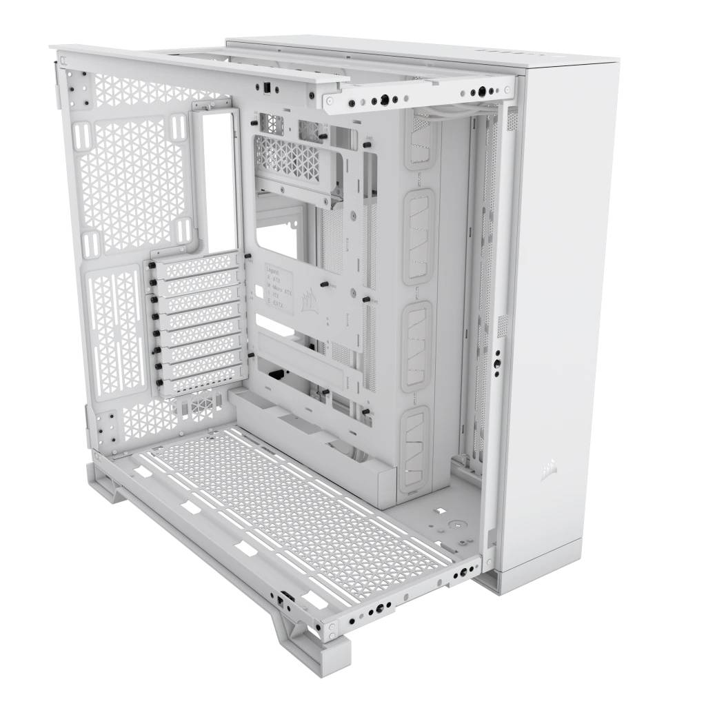 Un boîtier d'ordinateur blanc avec un côté ouvert, révélant sa structure intérieure avec des points de fixation et des grilles de ventilation.