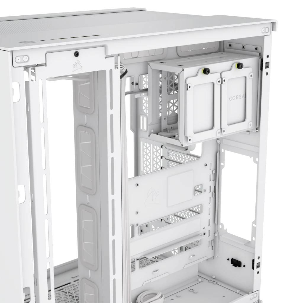 Un boîtier PC blanc sans son panneau latéral dévoile son intérieur. Des emplacements de montage pour ventilateurs et supports de données sont visibles.