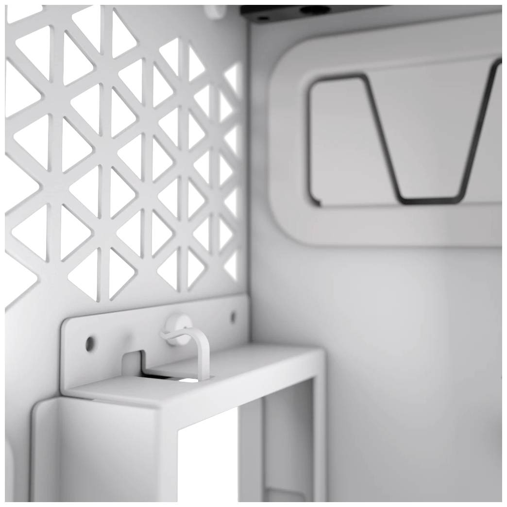 Gros plan sur un boîtier blanc avec un motif triangulaire perforé et un crochet de fixation.