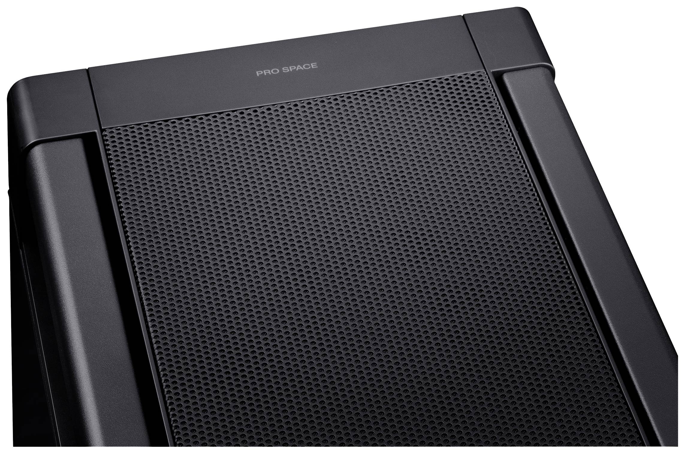 Un haut-parleur noir avec un design de grille rectangulaire. En haut est inscrit 'Pro Grace'. L'appareil a l'air moderne et professionnel.