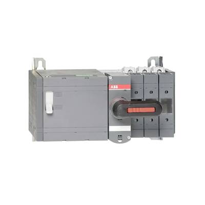 Un disjoncteur industriel gris avec une poignée rouge, monté sur un support métallique, sert au contrôle de charges électriques importantes.