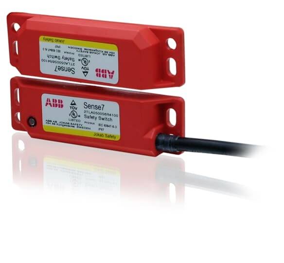 Interrupteur de sécurité rouge d'ABB avec câble noir, modèle 'Sense7', destiné à la sécurité des machines. Étiquette de produit visible.