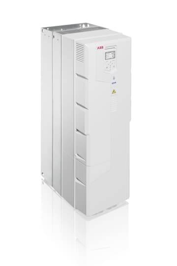 Un convertisseur de fréquence industriel gris d'ABB, posé sur un sol réfléchissant. Des fentes de ventilation et un affichage numérique sont visibles.