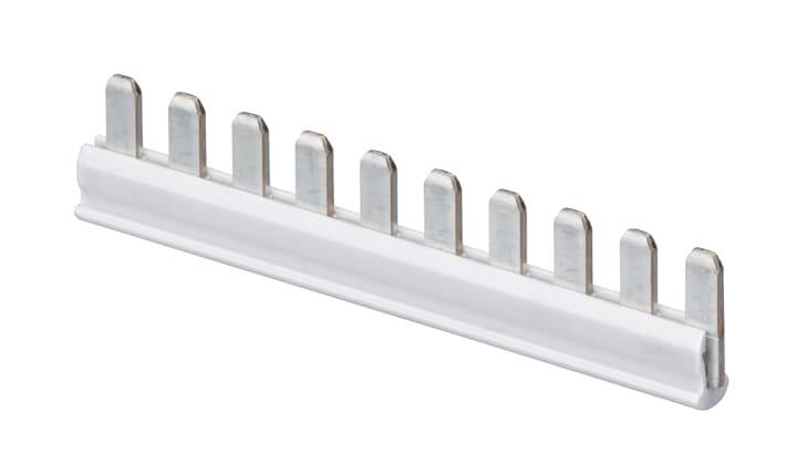 Un connecteur blanc à peigne à onze dents, utilisé pour la connexion électrique des disjoncteurs dans les armoires électriques.