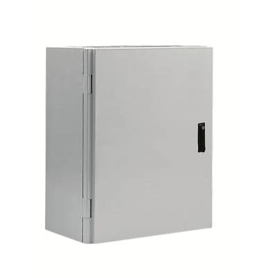 Une armoire murale grise avec une poignée et des charnières noires sur le côté gauche, adaptée aux applications industrielles ou techniques.