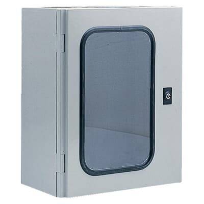 Armoire métallique grise avec une porte vitrée et une serrure sur la droite. L'armoire est fermée et présente un design simple et fonctionnel.