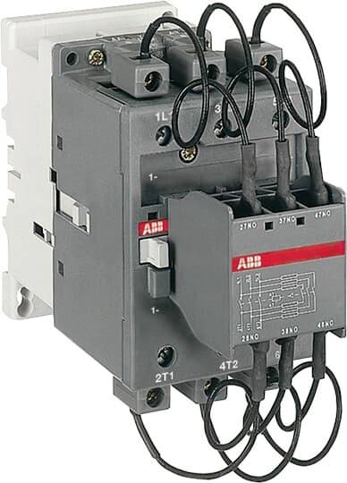 Contacteur avec plusieurs bornes de raccordement et étiquette de schéma sur le côté, utilisé pour le contrôle des circuits électriques dans les installations industrielles.