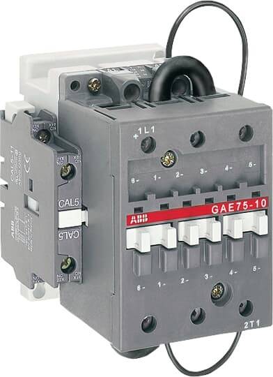 Un module de relais électrique avec identification de marque et plusieurs bornes, utilisé pour le contrôle de circuits électriques.