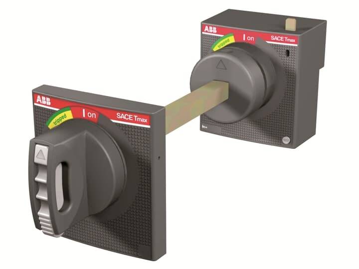 Disjoncteur ABB SACE Tmax avec leviers, montrant les positions marche et arrêt, utilisé dans les armoires électriques.