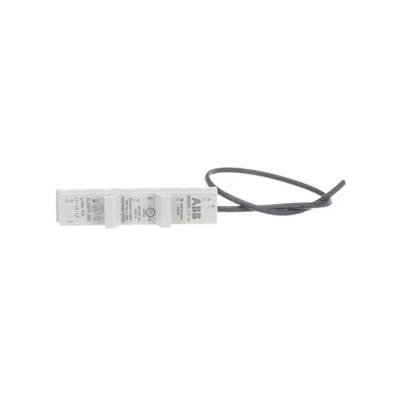 Un dispositif électrique blanc avec un câble, probablement un contacteur ou un relais, sur un fond blanc.