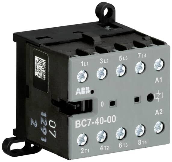 Un contacteur électrique portant les désignations 'BC7-40-00', avec des bornes de connexion et une surface avec code QR sur le côté gauche.