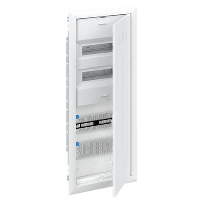 Une armoire électrique blanche ouverte, composée de plusieurs compartiments et tiroirs, installée dans une niche murale.