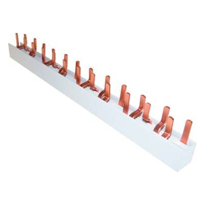 Un connecteur de rail électrique blanc avec plusieurs contacts de couleur cuivre dépassant de sa surface supérieure.
