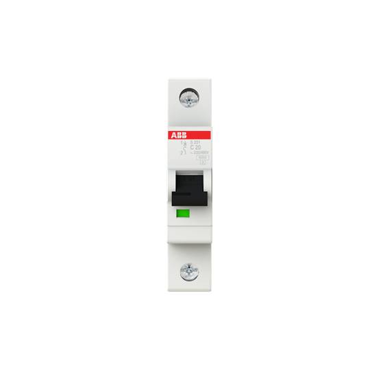 Disjoncteur monté verticalement, avec le logo rouge "ABB" en haut. Une marque verte est présente sur le disjoncteur, réglé sur "C 20".