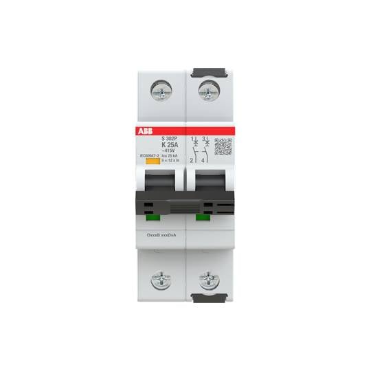 Un disjoncteur blanc avec le logo rouge ABB, portant l'inscription 'K 25A' et un code QR. Deux interrupteurs pour la protection électrique.