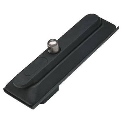 Un élément rectangulaire noir en métal ou en plastique avec une tige argentée saillante sur sa surface supérieure.
