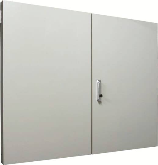 Armoire électrique métallique grise avec portes doubles, fermée. Une poignée unique au centre de la porte de droite attire le regard.
