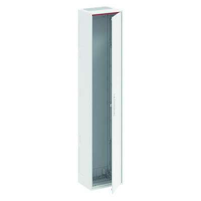 Armoire blanche et haute en métal avec la porte ouverte, montrant un intérieur vide. L'armoire est droite et adaptée au rangement.