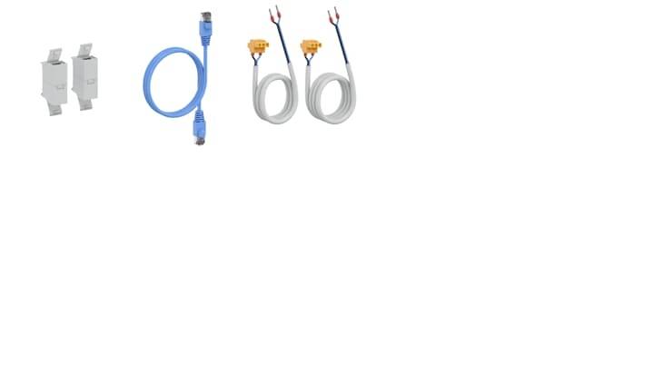 Un kit comprenant deux câbles et deux modules gris utilisés pour des connexions électriques, ainsi qu'un câble Ethernet bleu.
