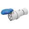 Fiche électrique tripolaire blanche et bleue avec capuchon de protection, adaptée aux applications industrielles.