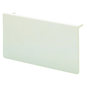 Une couverture rectangulaire blanche en plastique.