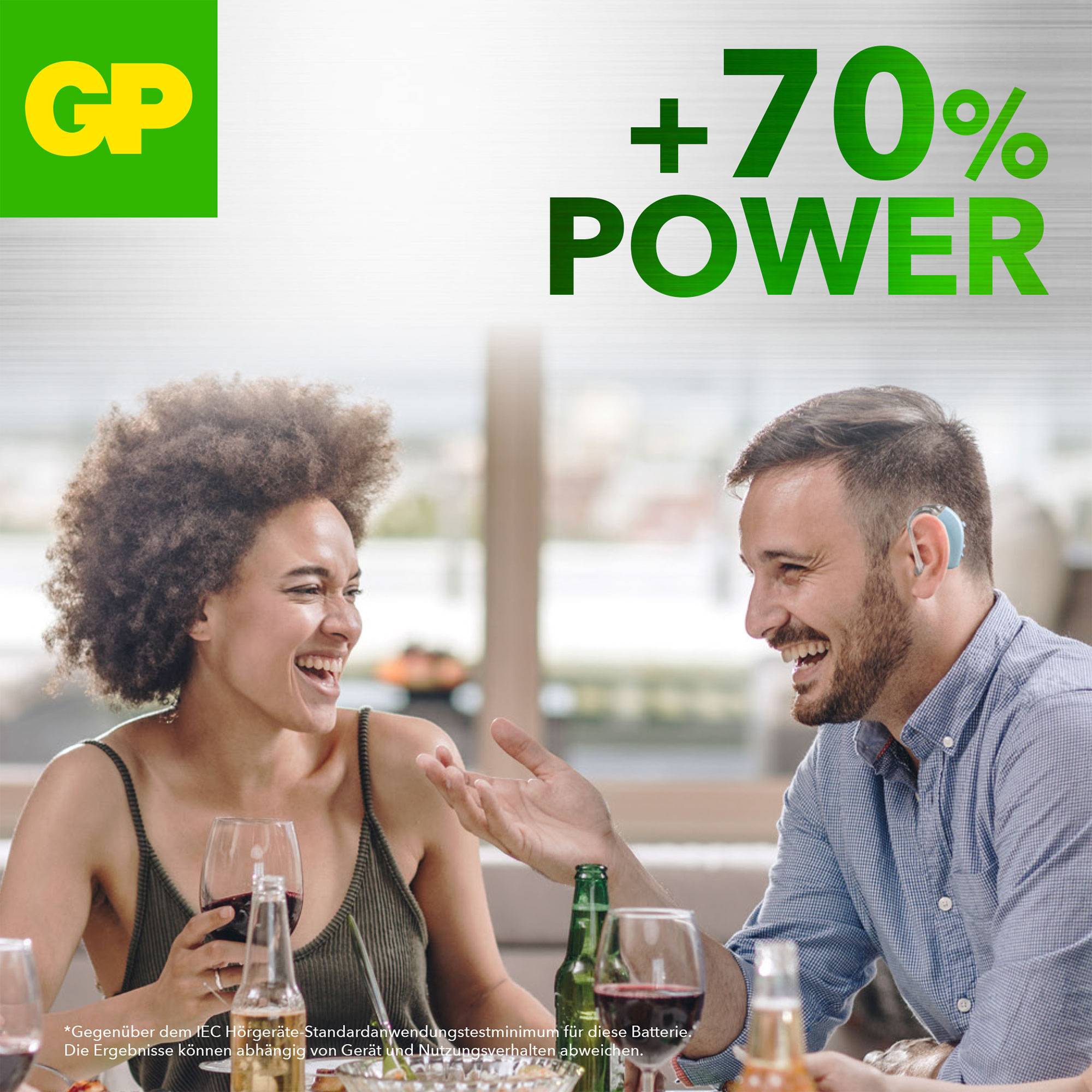 Un couple souriant est assis au café. Texte '70 % plus de puissance' et 'Les résultats peuvent varier selon l'appareil et le modèle d'utilisation'.