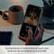 Une personne tient un smartphone affichant la vue d'une caméra de surveillance en direct. Texte en bas de l'image : « La vision nocturne en couleur vous offre une image nette même après la tombée de la nuit ».
