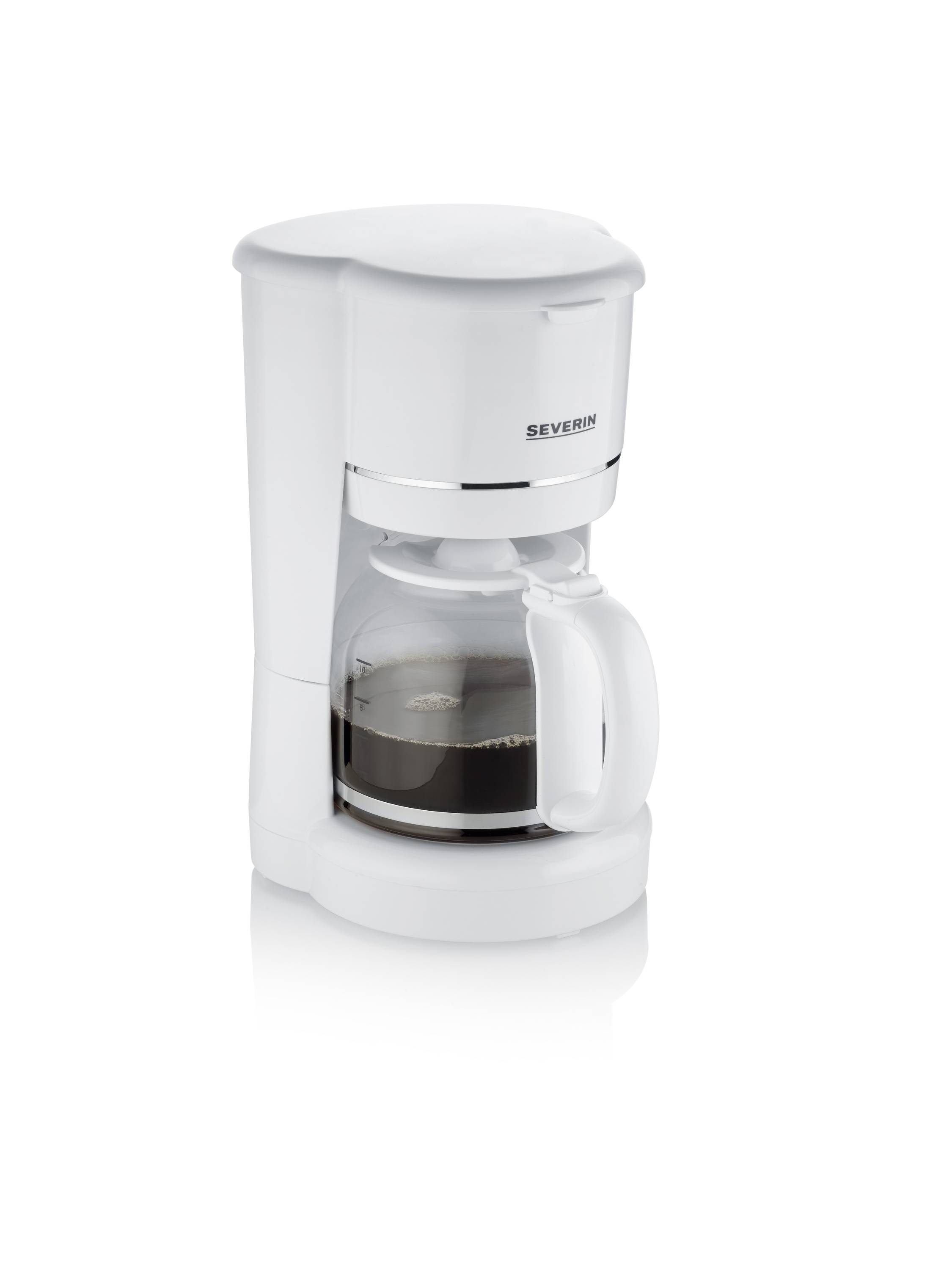 Machine à café blanche avec carafe en verre, remplie de café fraîchement préparé.