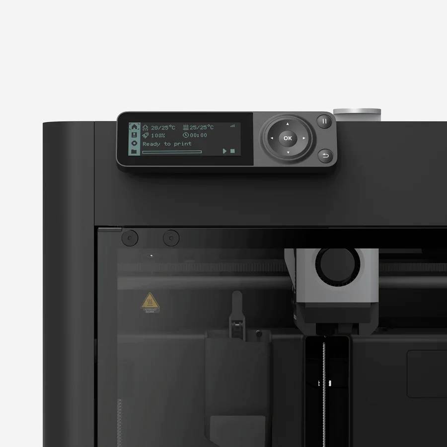 Une imprimante 3D avec un panneau de commande. L'écran affiche « Prêt à imprimer ». Mise au point sur l'avant de l'imprimante et ses commandes.
