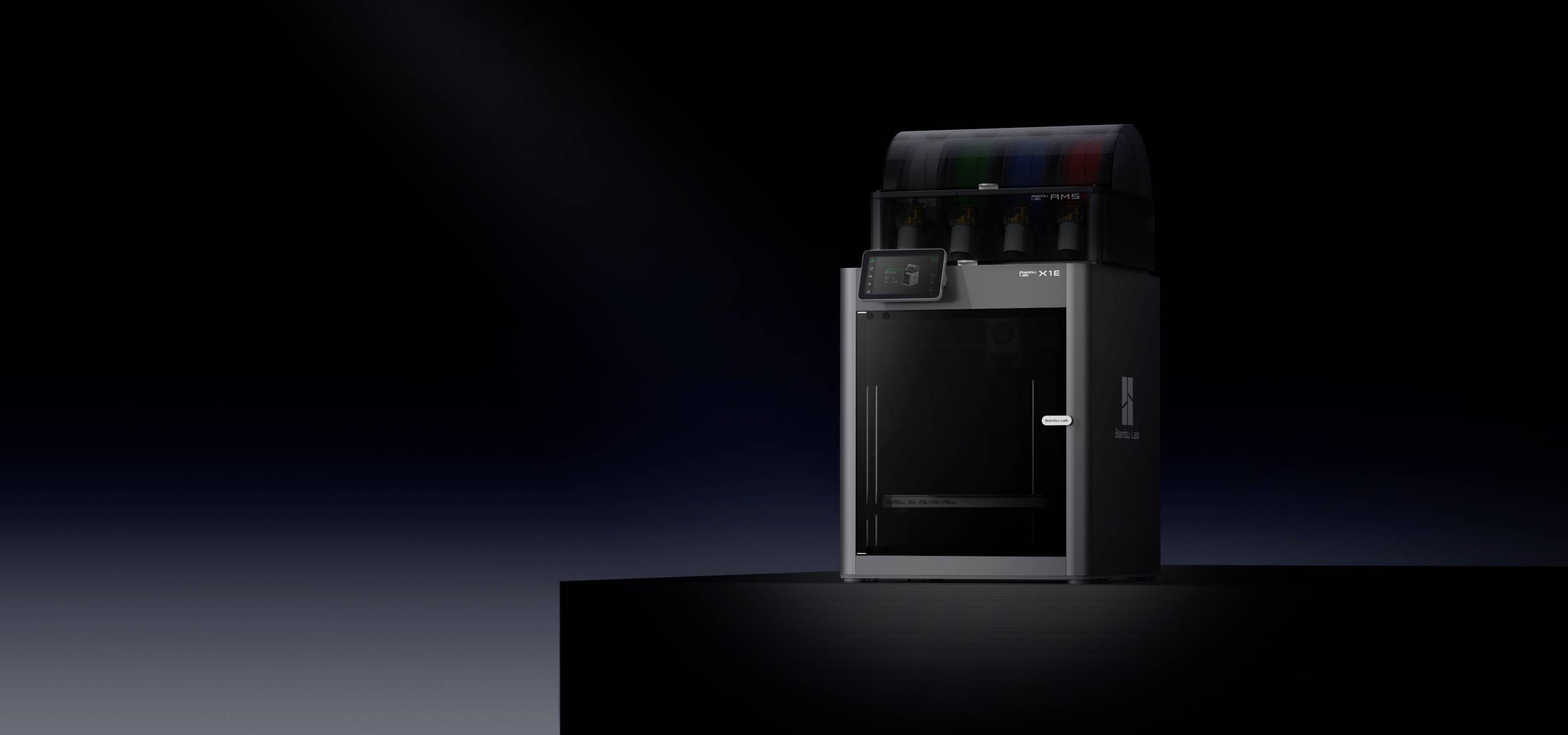 Un imprimante 3D moderne est installée, illuminée, sur un piédestal dans un environnement sombre, mettant en valeur sa forme et son design technique.