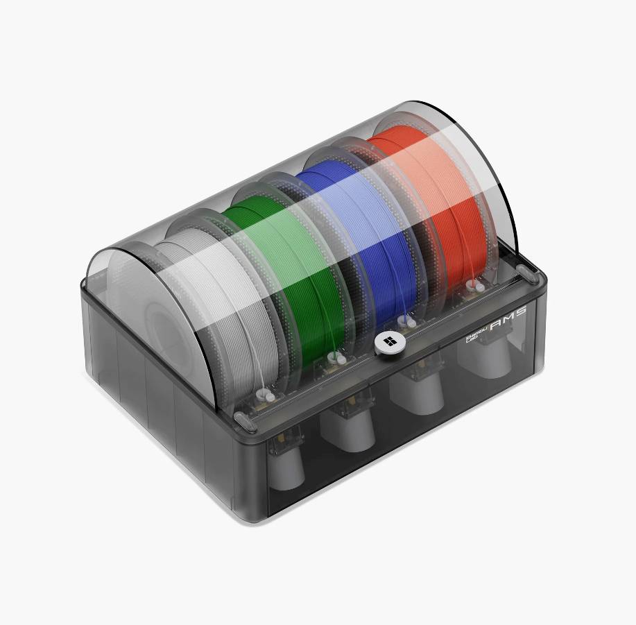 Une boîte contenant cinq bobines de filaments en gris, rouge, vert, bleu et blanc, utilisées dans différentes imprimantes 3D.